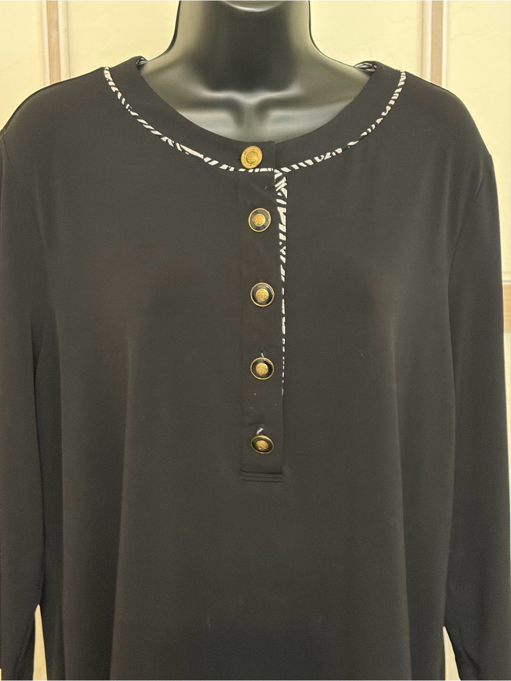 Dana Buchman Women’s XL Black Tunic Top Zebra Trim Gold Buttons - Picture 2 of 4